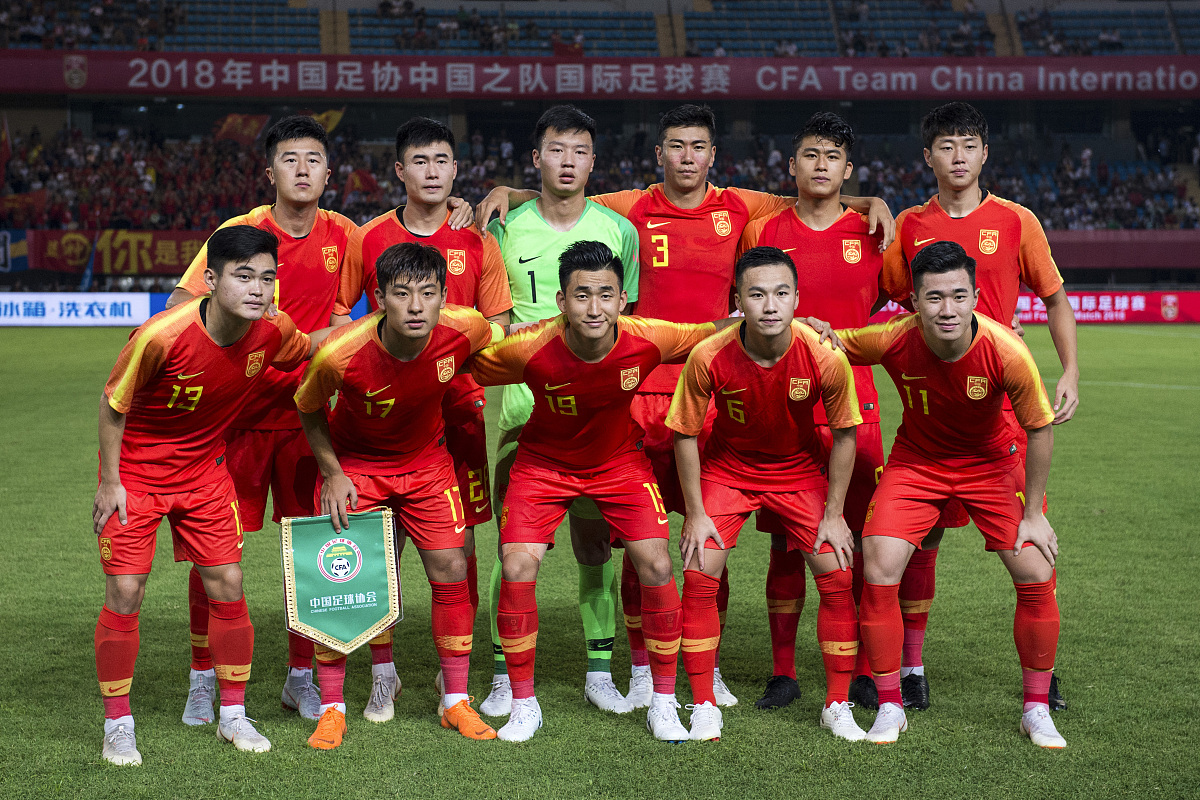 精彩足球赛事中球员们的努力与拼搏