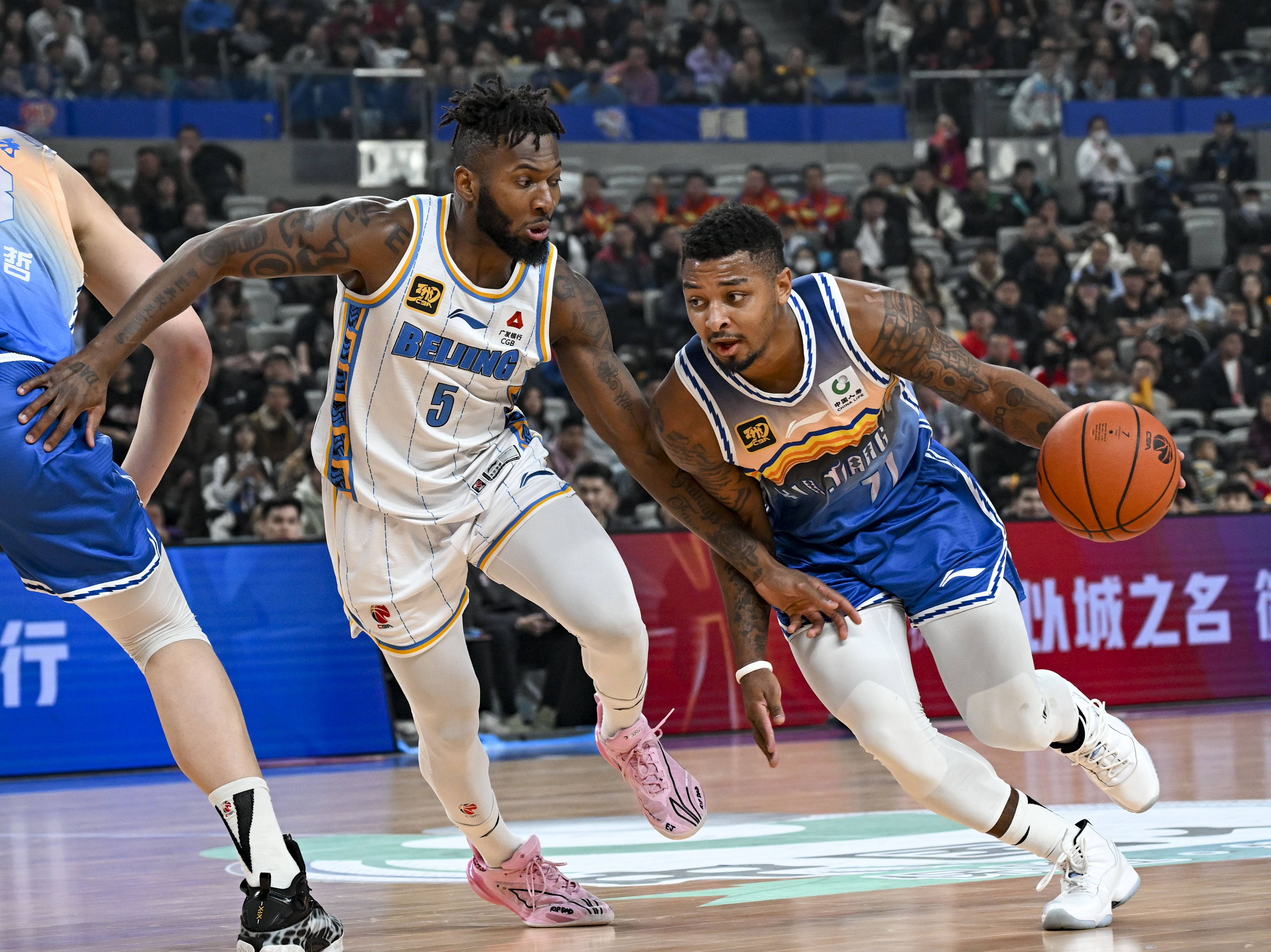 关于令人窒息的激烈对抗，篮球赛场独特魅力的信息