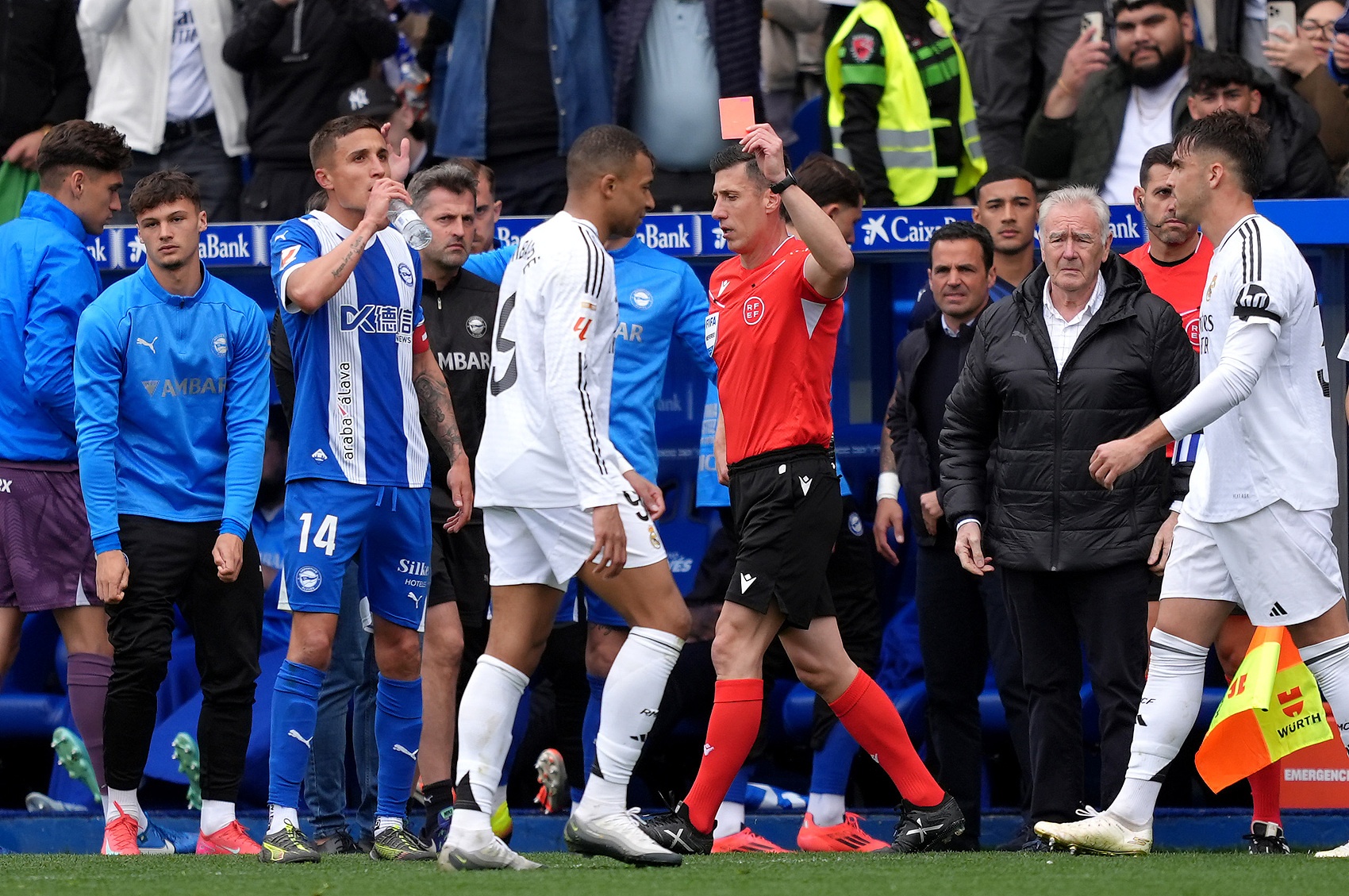 包含皇马中场球员受伤，影响球队整体实力！的词条