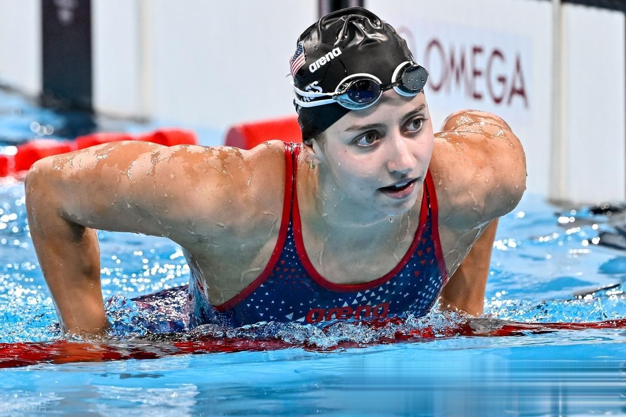 美国游泳选手刷新世界纪录,登顶领奖台 美国游泳选手刷新世界纪录,登顶领奖台