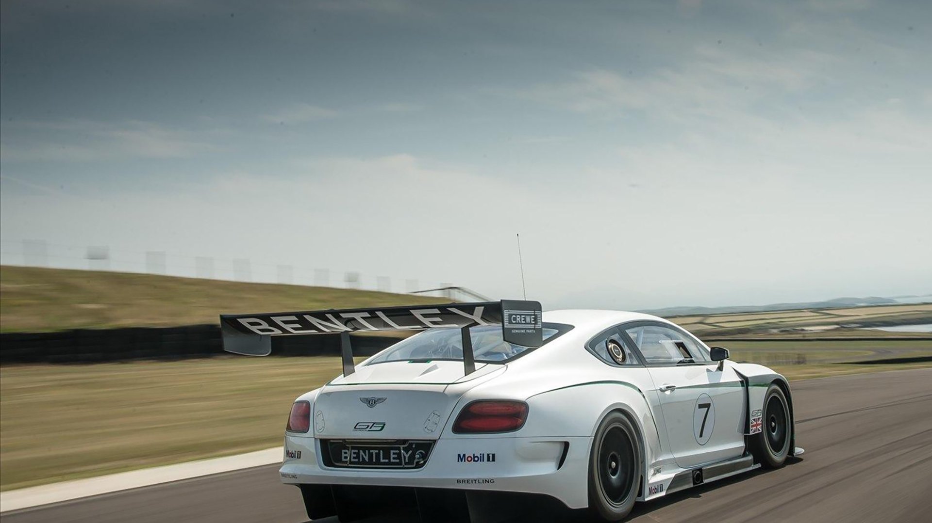 友谊赛3-2险胜巴萨，暮年狮王本泽马如何为阿尔及利亚重铸脊梁